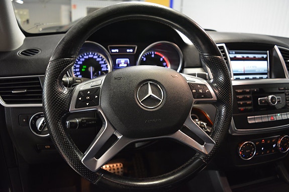 Mercedes-Benz ML350 12 of 16
