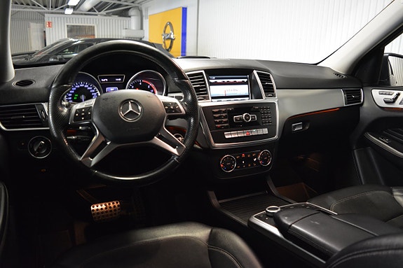 Mercedes-Benz ML350 11 of 16