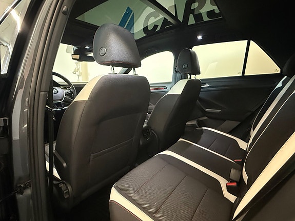 Volkswagen T-Roc 21 of 21
