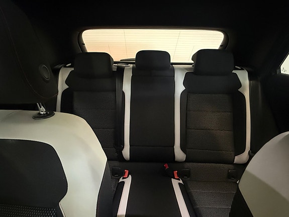 Volkswagen T-Roc 19 of 21