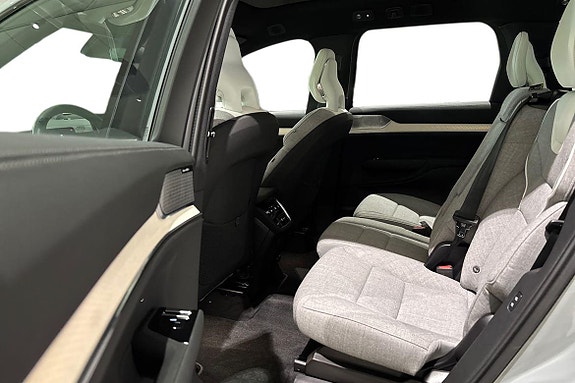 Volvo EX90 13 of 28