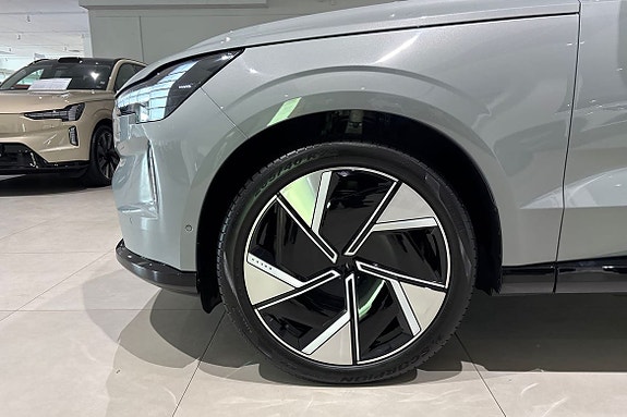 Volvo EX90 17 of 28