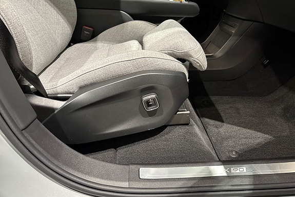 Volvo EX90 25 of 28