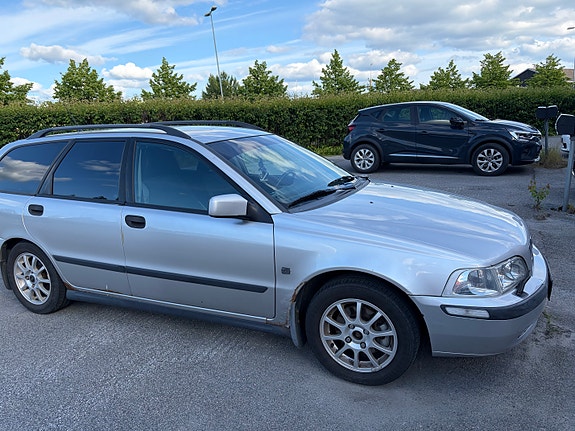 Volvo V40 2 of 4