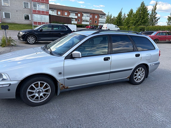 Volvo V40 3 of 4