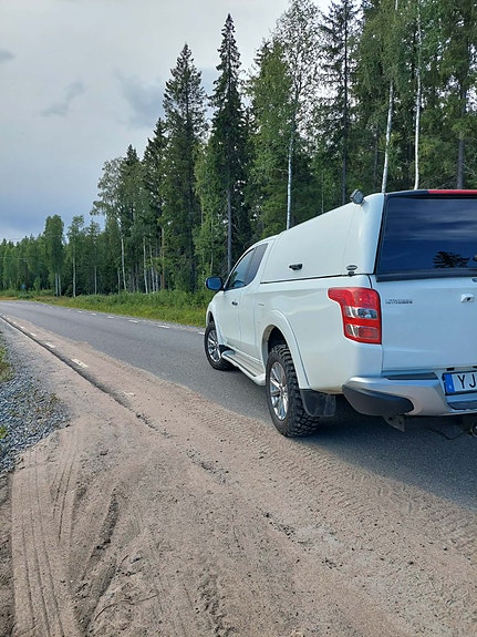 Mitsubishi L200 Club Cab 3 of 8