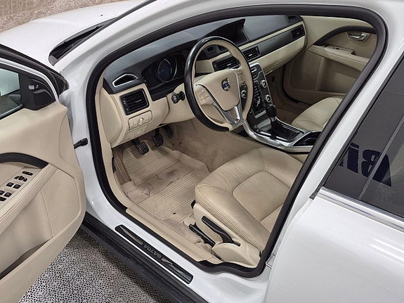 Volvo XC70 2 of 8