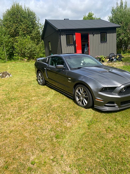 Ford Mustang 2 of 6
