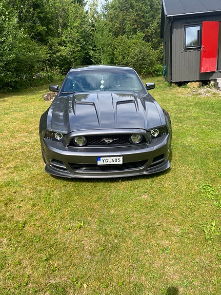 Ford Mustang 3 of 6