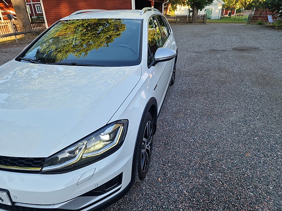 Volkswagen Golf Alltrack 2 of 3