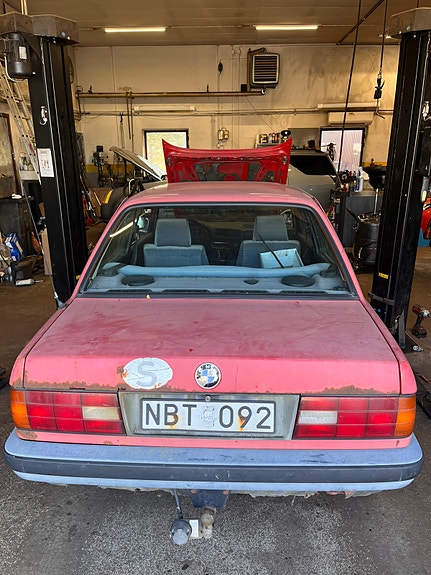 BMW 318i 2 of 10