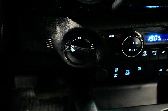 Toyota HiLux 20 of 23