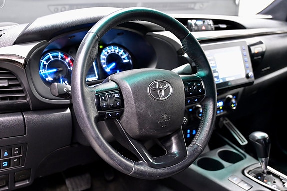 Toyota HiLux 14 of 23