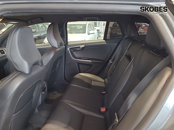 Volvo V60 Cross Country 8 of 17