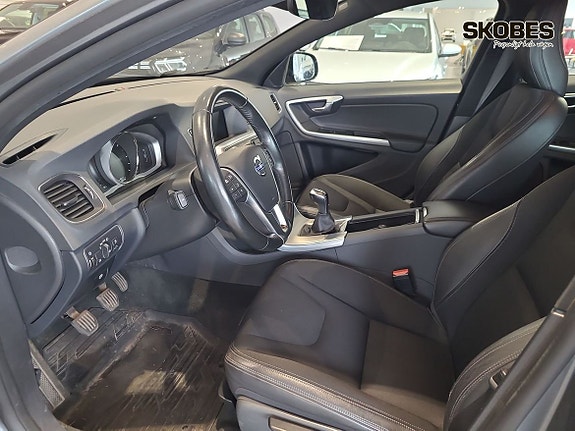 Volvo V60 Cross Country 7 of 17