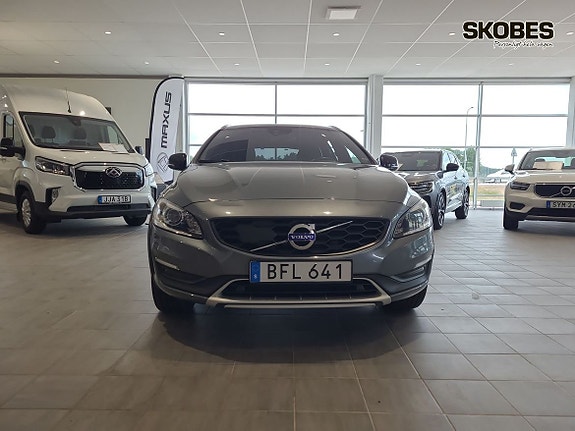 Volvo V60 Cross Country 2 of 17