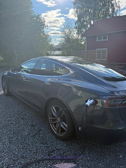 Tesla Model S 2 of 7