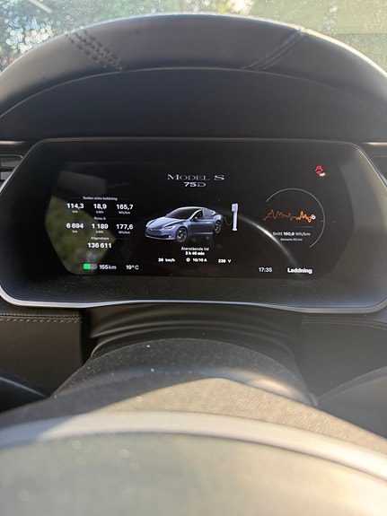 Tesla Model S 3 of 7