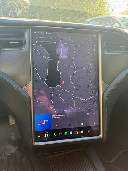 Tesla Model S 4 of 7