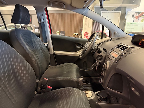 Toyota Yaris 23 of 27