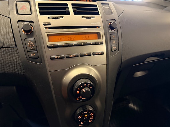 Toyota Yaris 13 of 27