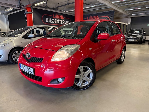 Toyota Yaris 2 of 27