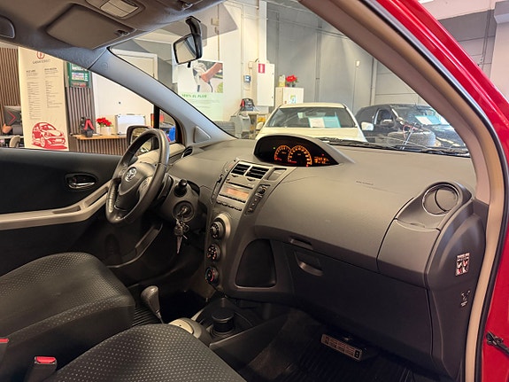 Toyota Yaris 18 of 27