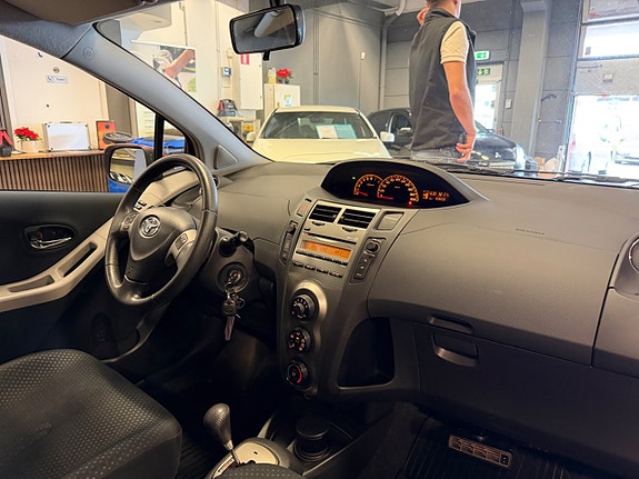 Toyota Yaris 21 of 27