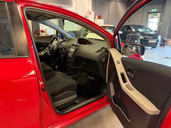 Toyota Yaris 17 of 27