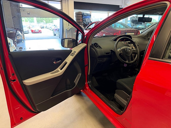 Toyota Yaris 8 of 27