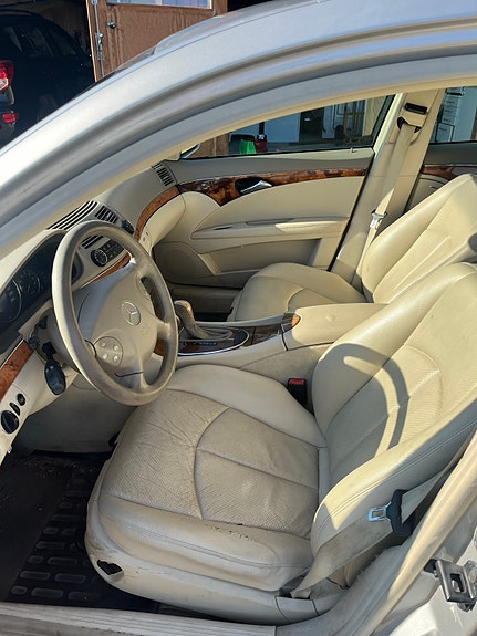 Mercedes-Benz E240 6 of 7