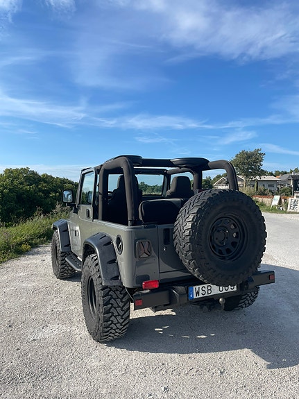 Jeep Wrangler 4 of 6