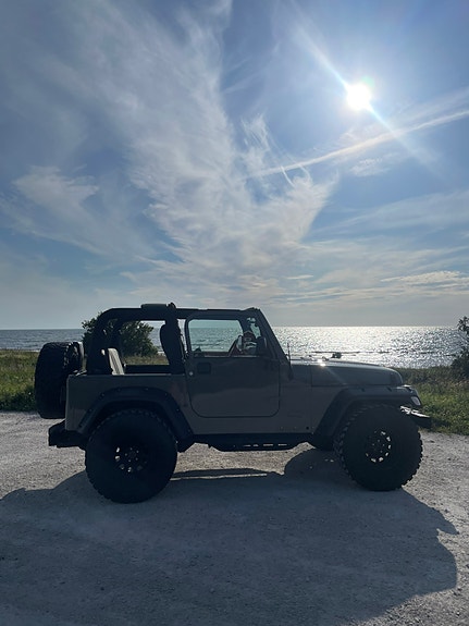Jeep Wrangler 3 of 6
