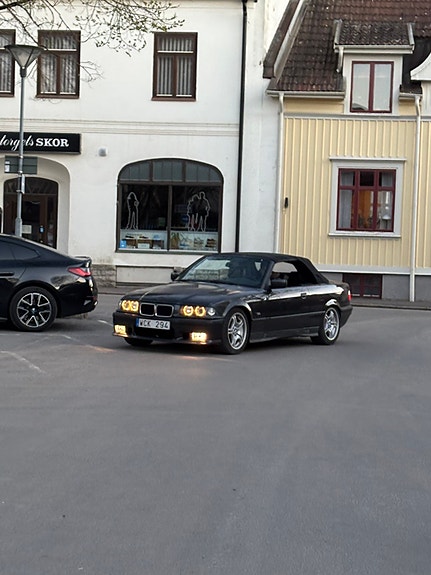 BMW 325i 4 of 4