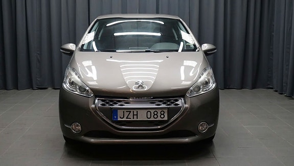Peugeot 208 2 of 10
