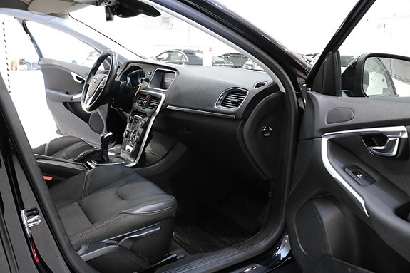 Volvo V40 Cross Country 13 of 23