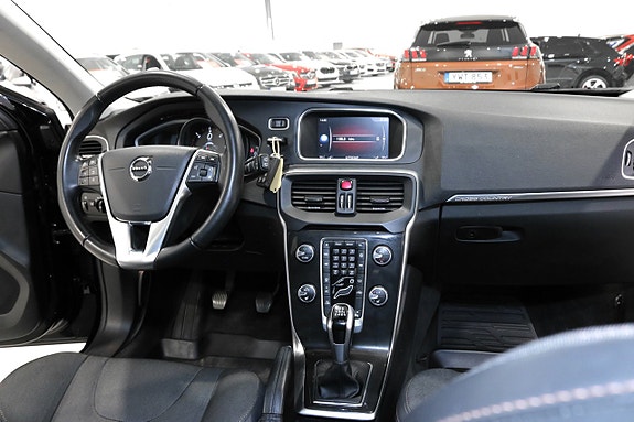 Volvo V40 Cross Country 14 of 23
