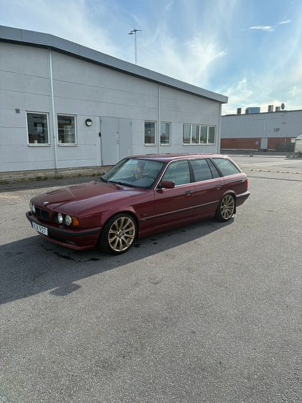 BMW 520 2 of 5