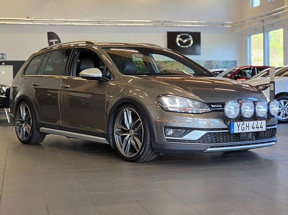 Volkswagen Golf Alltrack 2 of 14