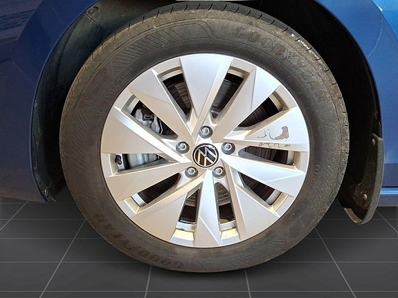 Volkswagen Passat 9 of 23