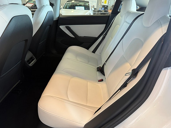 Tesla Model 3 7 of 17