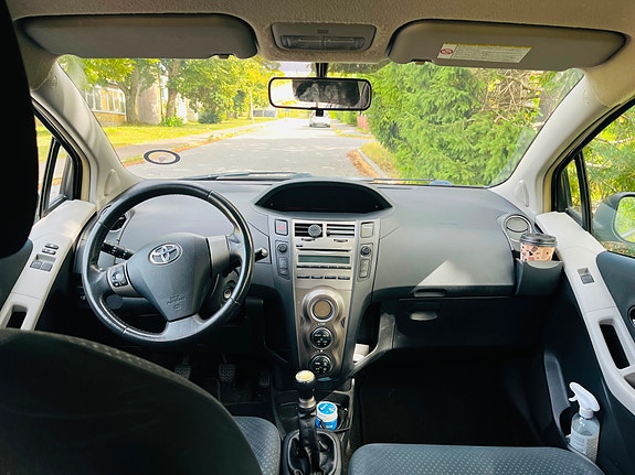 Toyota Yaris 2 of 6