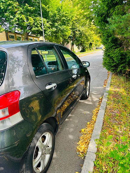 Toyota Yaris 3 of 6