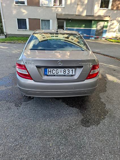 Mercedes-Benz C180 4 of 5