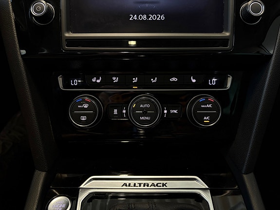 Volkswagen Passat Alltrack 17 of 22