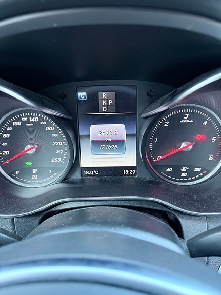 Mercedes-Benz C220 3 of 4