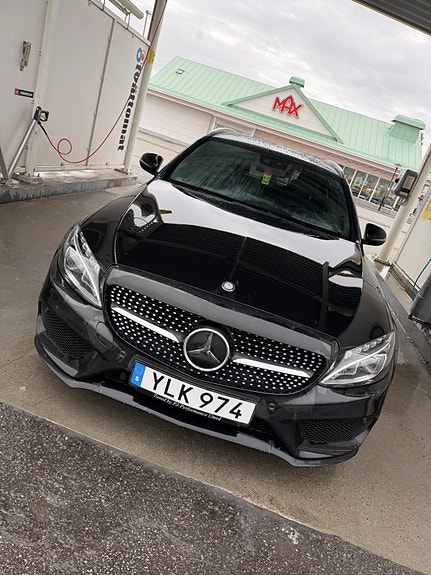 Mercedes-Benz C220 2 of 4