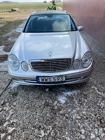 Mercedes-Benz E350 3 of 4