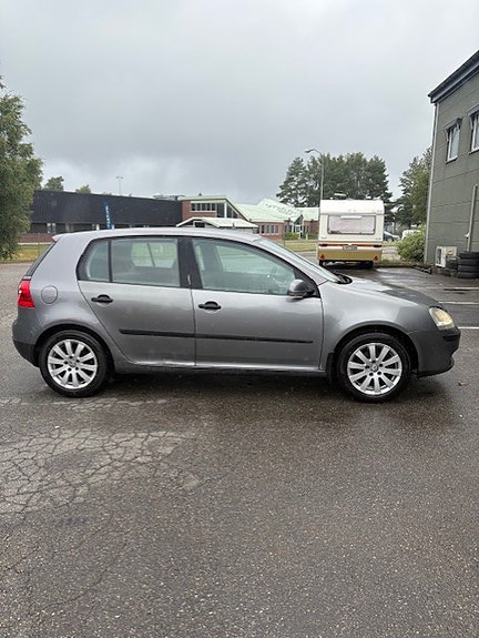Volkswagen Golf V 2 of 15