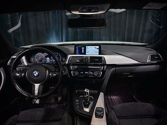 BMW 330i 17 of 30